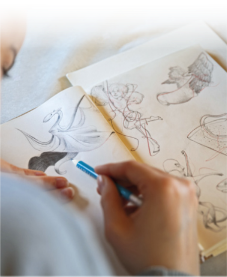 Foto de pessoas desenhando.