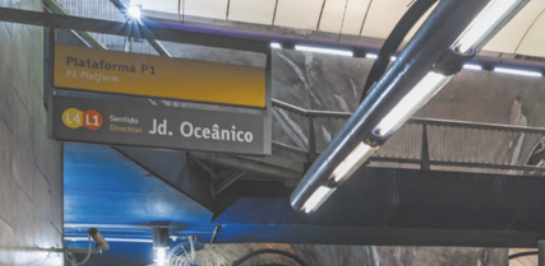Imagem de placa indicando a plataforma, a direção do metrô que irá chegar e as linhas que se tem acesso.